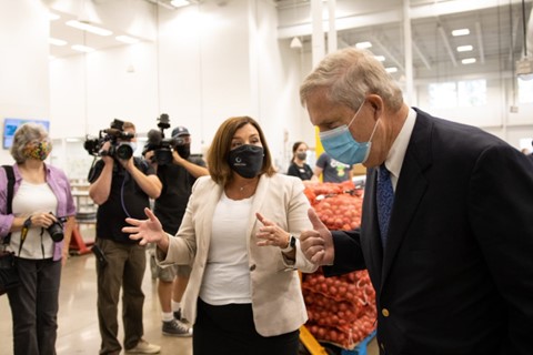 Second Harvest Heartland CEO Allison O’Toole explains our operations to United States Department of Agriculture (USDA) Secretary Tom Vilsack during a visit to our facility in August 2021. The USDA oversees the implementation of Farm Bill programs like SNAP, TEFAP and CSFP.