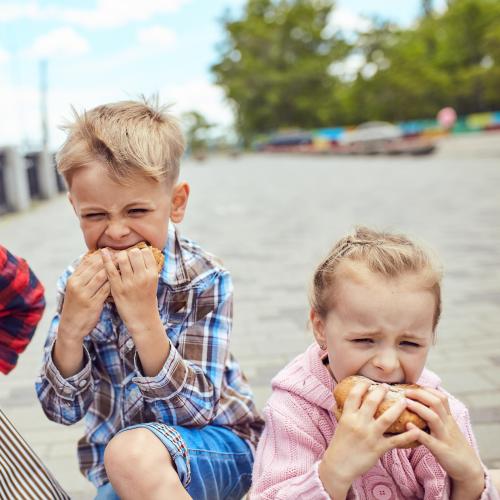 mom and kids eating burgers