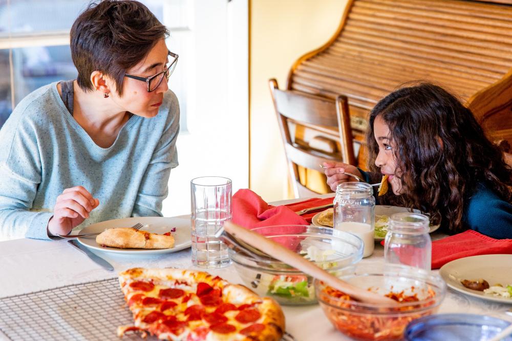 mom and kid eating at table