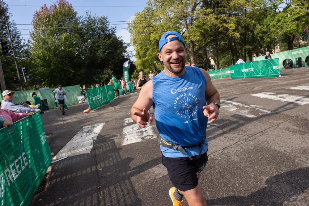 Team Second Harvest Heartland runner at the Twin Cities Marathon