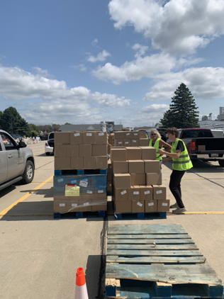 Two volunteers loading pallets 